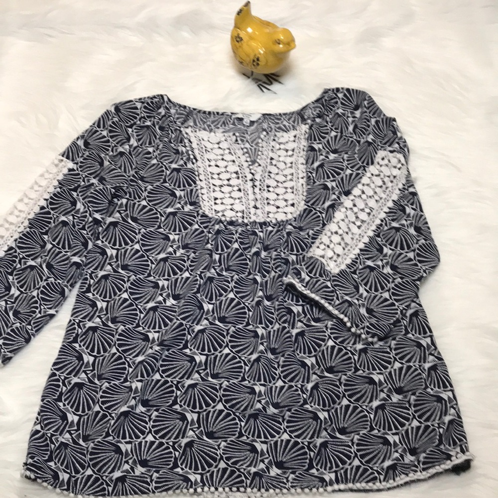 Crown & Ivy Navy shell print top size small